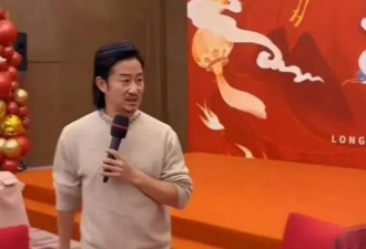50岁吴京为80岁父亲庆生！留中长发梳大背头，宴席豪横茅台配大窑