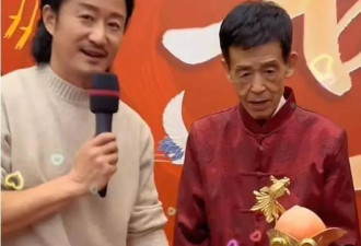 50岁吴京为80岁父亲庆生！留中长发梳大背头，宴席豪横茅台配大窑