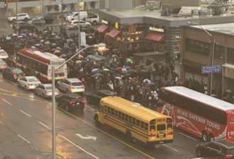 TTC多个繁忙地铁站故障延误！人群涌上街头：“当心过度拥挤”
