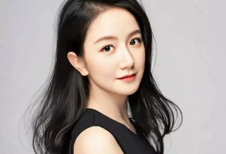 她是黄轩的前女友，16岁出道，如今39岁仍单身