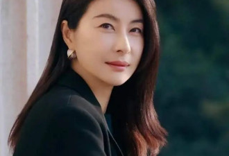 43岁郭晶晶参加奢华晚宴，打扮调却难掩女王气场，美出高级感