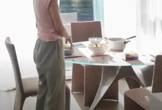 车晓亲自做饭给阿姨吃，大拇指上的烟疤明显