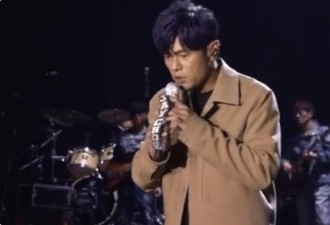 林志玲现身周杰伦演唱会，50岁皮肤白嫩
