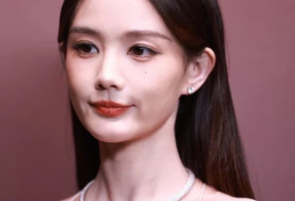 被打球的巩俐惊艳了！腰臀比太绝，59岁风韵犹存