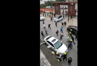 湖广惊传讨薪暴动 警察逃窜 警员躲车上