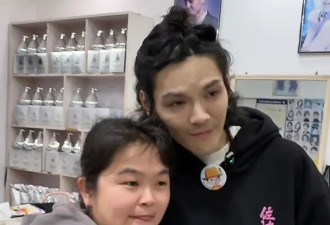 向佐找晓华理发 新造型出炉 店外5000人 线上6700万人围观
