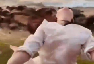 中国女搭火车拍美照做一动作 下秒惨遭“击落”