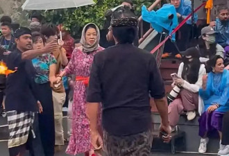 网友偶遇刘晓庆倪萍一同现身，74岁刘晓庆搀扶65岁倪萍上台阶