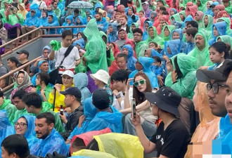 网友偶遇刘晓庆倪萍一同现身，74岁刘晓庆搀扶65岁倪萍上台阶