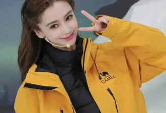 Angelababy直播被赞状态好！连换多套穿搭展现甜美笑容，一扫阴霾