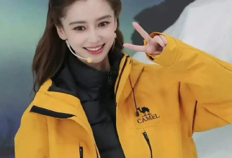 Angelababy直播被赞状态好！连换多套穿搭展现甜美笑容，一扫阴霾