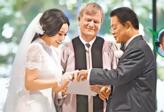 为了钱脸都不要？刘晓庆36岁前男友回应