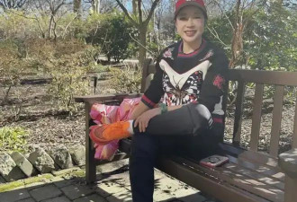 毫无对比可言！74岁刘晓庆登山爬坡不用扶，36岁前男友秃顶又抑郁