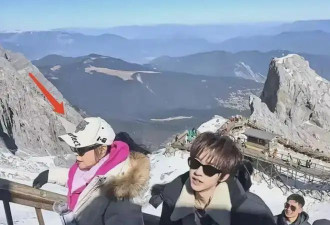 毫无对比可言！74岁刘晓庆登山爬坡不用扶，36岁前男友秃顶又抑郁