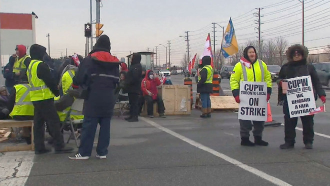 Members of Canada Post CUPW Toronto local union rally at picket lines in Mississauga. 