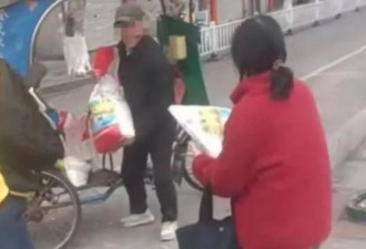 老人河边“放生大米”视频疯传 真相竟是…