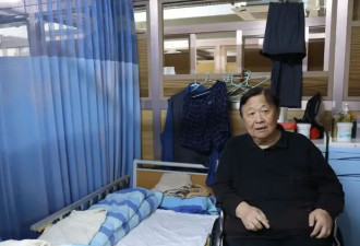 76岁港星在养老院摔得遍体鳞伤，换了4间医院救治，已看淡生死
