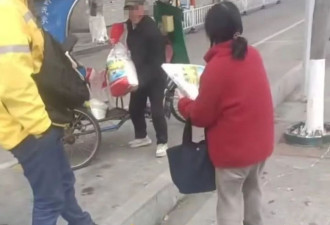 温州有老人在河边“放生”大米？当事人：米坏了