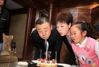 57岁周立波现状：头发稀疏身体暴瘦，定居美国和富豪妻子低调生活