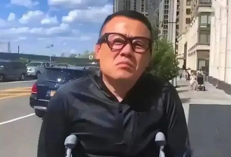 57岁周立波现状：头发稀疏身体暴瘦，定居美国和富豪妻子低调生活