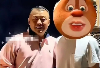 57岁周立波现状：头发稀疏身体暴瘦，定居美国和富豪妻子低调生活