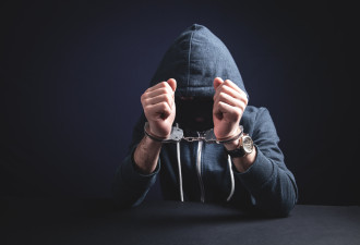 扯:为还赌债,中国涉密人员向间谍出售机密文件