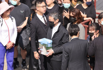 琼瑶骨灰儿子亲手花葬阳明山 林心如一路追随送行