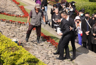 琼瑶骨灰儿子亲手花葬阳明山 林心如一路追随送行