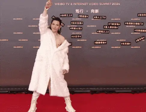 向佐怎么癫成这样？！穿深V女装走光的他是真疯了，还是向家缺钱了...