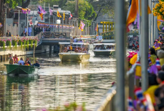 72岁泰王乘船游公园，32岁“新宠”坐身后