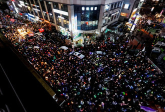 韩国民众突破警戒线在总统府入口呼喊尹锡悦下台