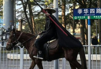 “黑衣侠客”在广东佛山街头策马奔腾