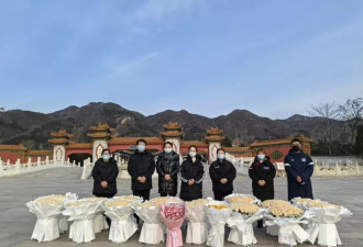 想念！港星周海媚离世一周年墓园成花海