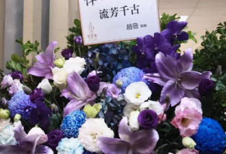 琼瑶花葬，儿媳掩面哭泣，儿子捧骨灰盒神情凝重