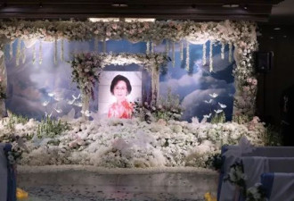 琼瑶花葬，儿媳掩面哭泣，儿子捧骨灰盒神情凝重