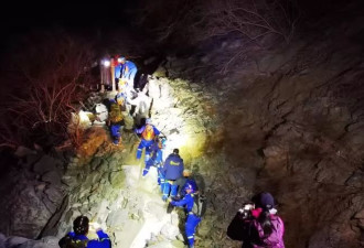 北京男子带孩子登山遭遇男 孩子以为爸爸“睡着了”