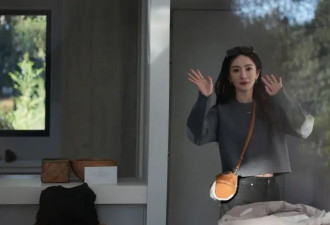 杨幂晒照清纯灵动如初恋，内八美腿超抢镜