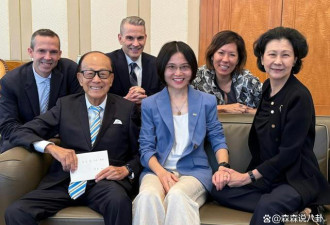 女友和96岁李嘉诚一同接见贵客 盘着腿聊天