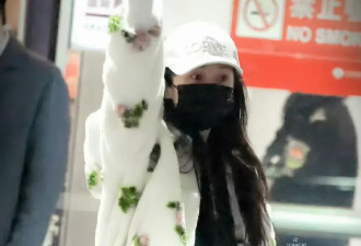 杨幂的私服穿搭真的美 毛绒外套搭配灰色运动裤