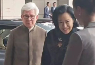 66岁朱玲玲状态好，和百亿富豪老公参加婚宴