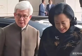 66岁朱玲玲状态好，和百亿富豪老公参加婚宴