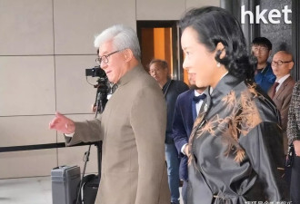 66岁朱玲玲状态好，和百亿富豪老公参加婚宴