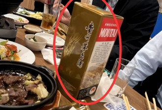 74岁姜昆日本豪奢聚会，搂抱美女举止亲密