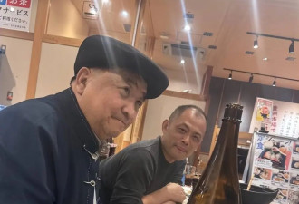 74岁姜昆日本豪奢聚会，搂抱美女举止亲密