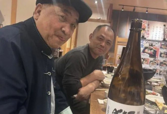 74岁姜昆日本豪奢聚会，搂抱美女举止亲密
