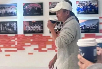 60岁马云罕见露脸！手持瑞幸咖啡消费降级，头戴鸭舌帽老了不少