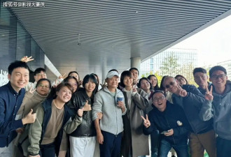 60岁马云罕见露脸！手持瑞幸咖啡消费降级，头戴鸭舌帽老了不少