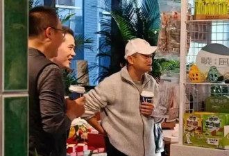 60岁马云罕见露脸！手持瑞幸咖啡消费降级，头戴鸭舌帽老了不少