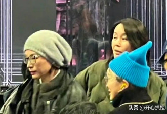 51岁董卿穿黑皮衣看话剧，打扮很时髦，但眼神疲惫，面容非常沧桑
