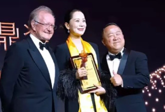 71岁曾志伟3次摸海清脸，海清笑得勉强